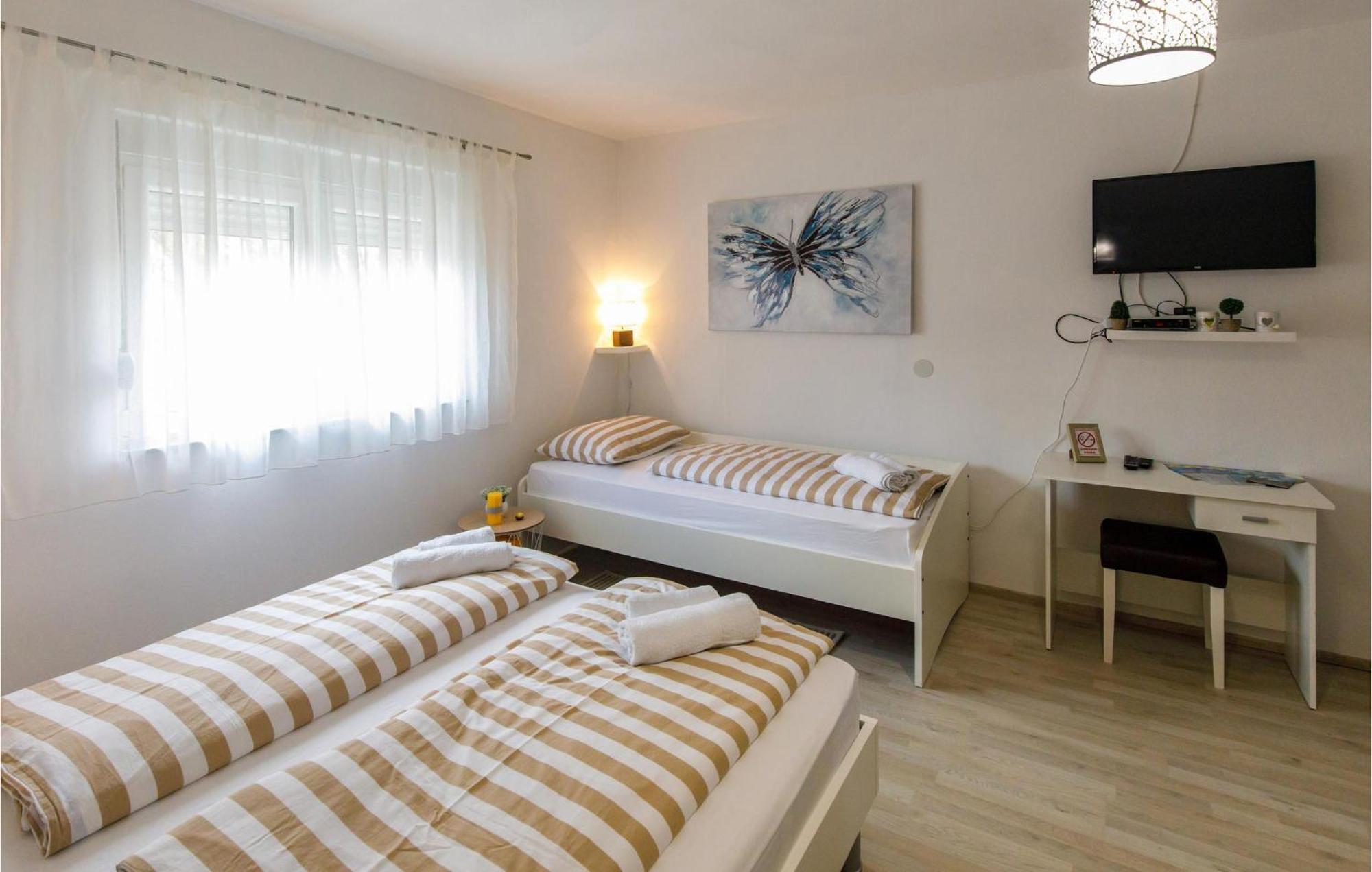 Gorgeous Home In Knin With Kitchen Kovacic Εξωτερικό φωτογραφία